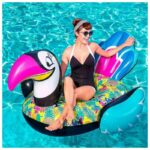 With this mega large toucan from the Minnie Mouse Collection by Bestway you will certainly stand out in the pool or by the sea.
