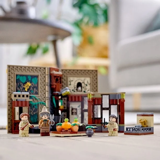 LEGO Harry Potter Hogwarts Moment: Herbology Class 76384 LEGO Brick Book Playset (232 pieces) - Image 7
