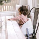 ⁦"إنجينيويتي Baby Base 2 في 1: مقعد تعزيز للرضاعة والمقاعد الأرضية مع صينية قابلة للتخزين، سماء الليل"⁩ - الصورة ⁦2⁩