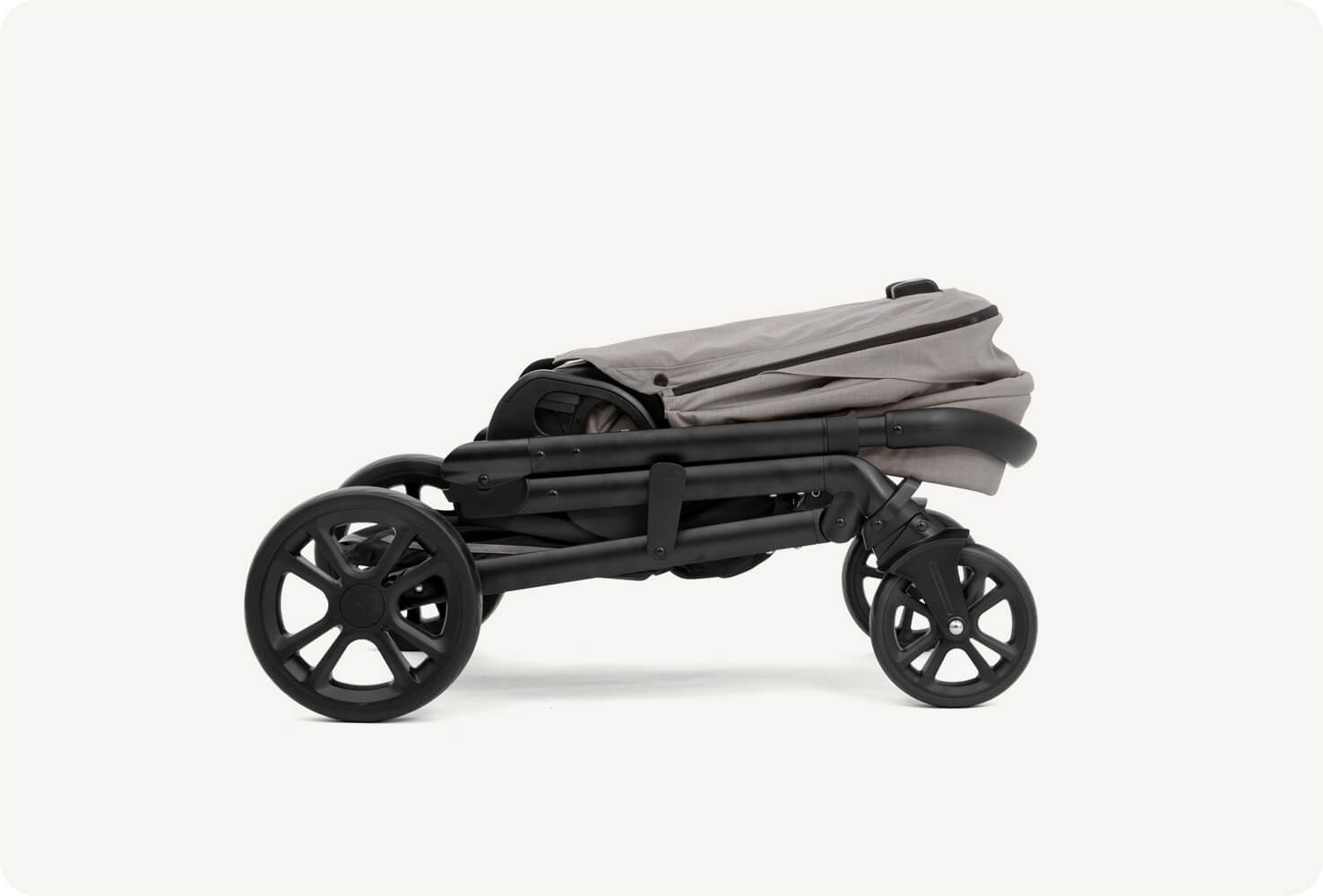 Never mind if your hands are full – just engage the lever, then gravity will tuck the chrome dlx into a freestanding compact fold that’s perfect for small spaces. To keep packing up hassle-free, an automatic lock secures the frame shut so you can roll the folded stroller by your side in trolley mode.
