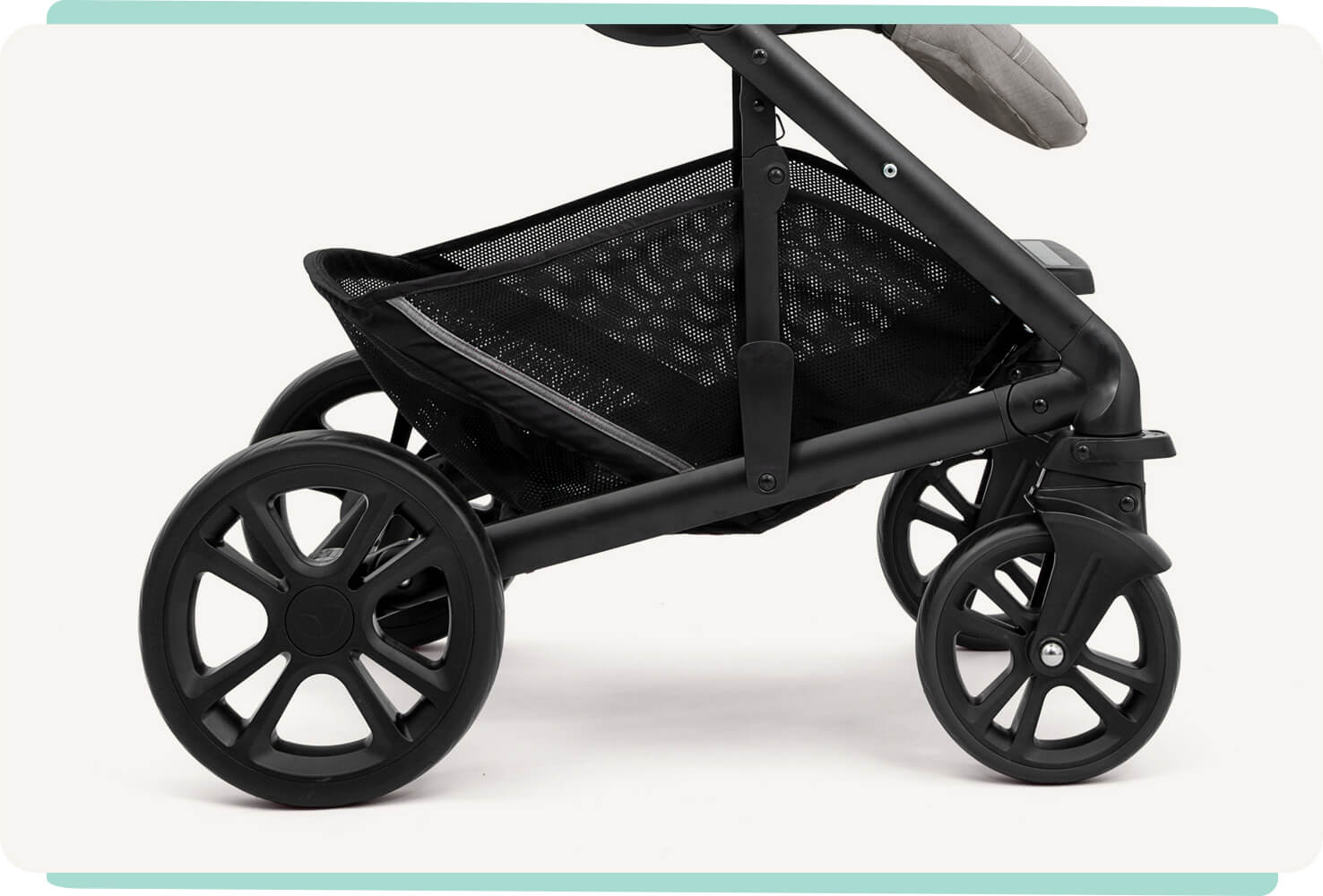Go on and pack the extra jumper, blanket and snacks - the spacious storage basket fits everything you and baby might need - and it’s always reachable from both front and back, regardless of travel mode.