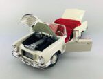 Maisto 1967 Mercedes-Benz 280SE-1:18 Model Car - Image 3
